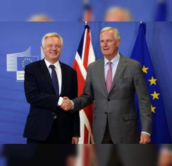 Michel Bernard Barnier dhe David Davis, diskutojn&euml; mbi "fatur&euml;n e divorcit"
