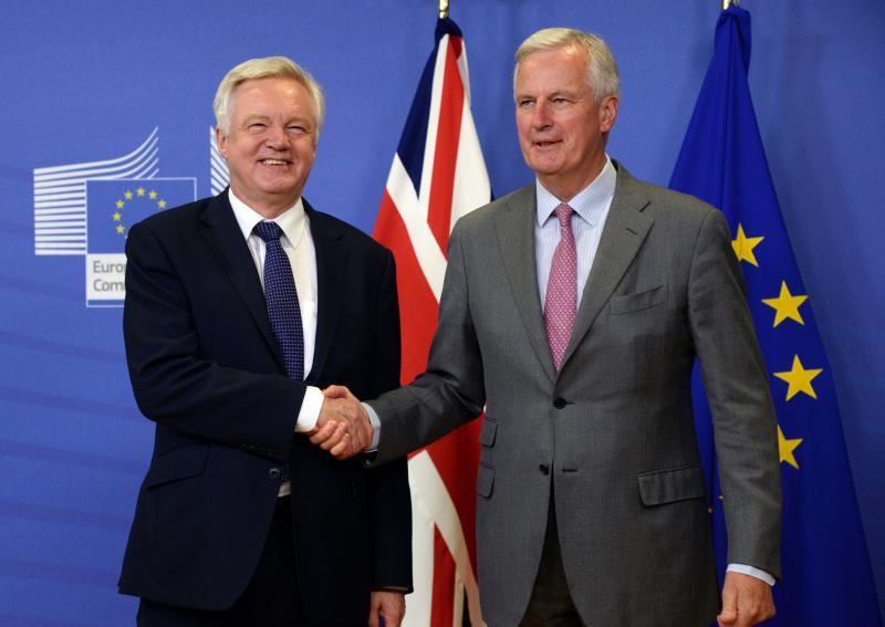 Michel Bernard Barnier dhe David Davis, diskutojn&euml; mbi "fatur&euml;n e divorcit"